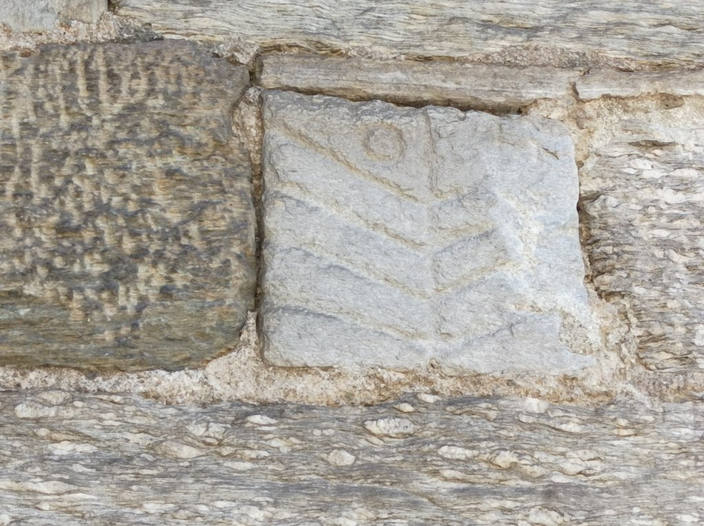 Villadossola - PARROCCHIALE DI SAN BARTOLOMEO-Elementi scolpiti nella parete