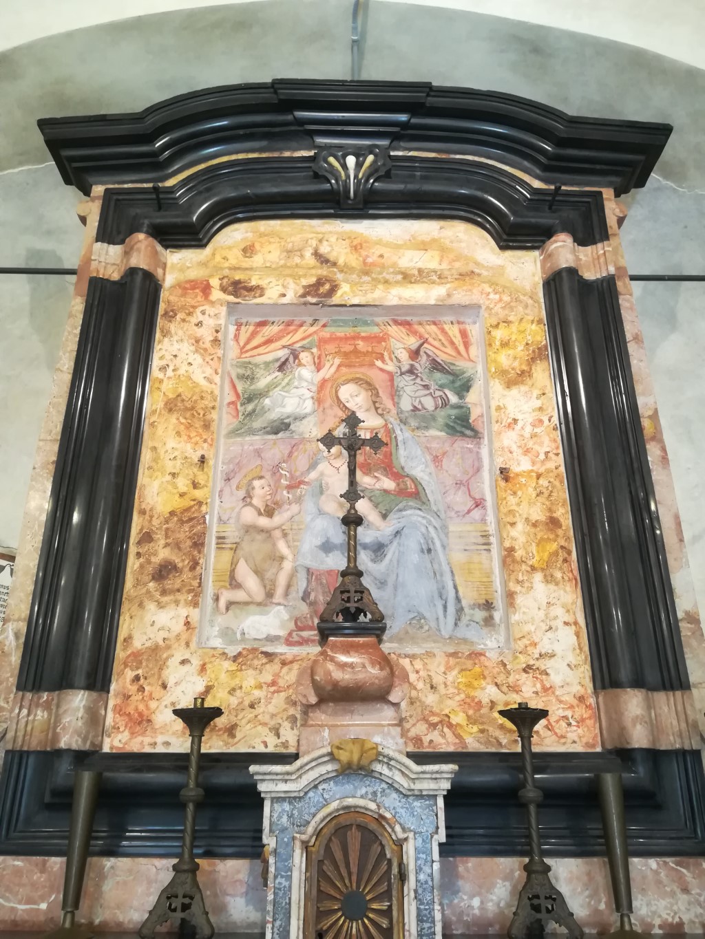 Garbagna Novarese - CHIESA DI  SANTA MARIA DI CAMPAGNA-Altare e icona Madonna col Bambiona