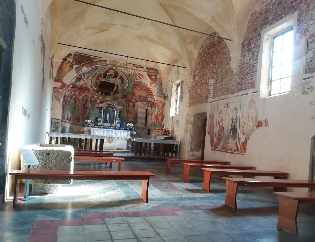 Fara Novarese - CHIESA CIMITERIALE DI SAN PIETRO E PAOLO-Interno e affreschi