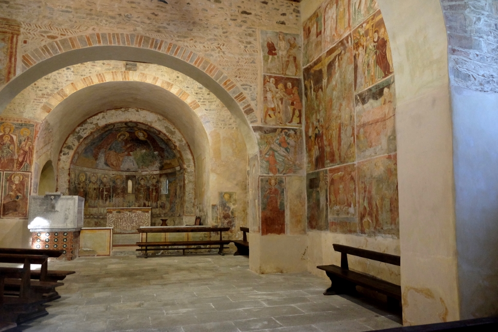 Quarona - CHIESA DI  SAN GIOVANNI AL MONTE-Interno e abside affrescata