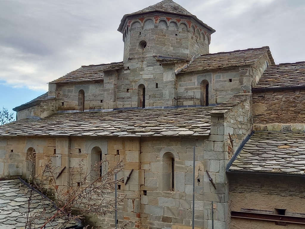Villar San Costanzo - CHIESA DI  SAN COSTANZO AL MONTE-Fianco e tiburio