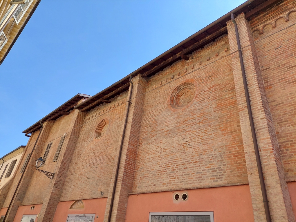 Casale Monferrato - CHIOSTRO DI SANTA CROCE-Fianco