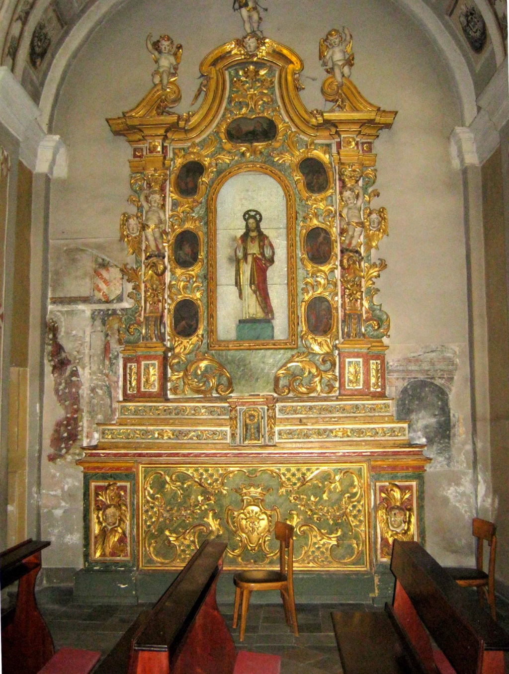 Luserna San Giovanni - PARROCCHIALE DI SAN GIACOMO-Altare con lacerti di affresco e stemma dei Lusern
