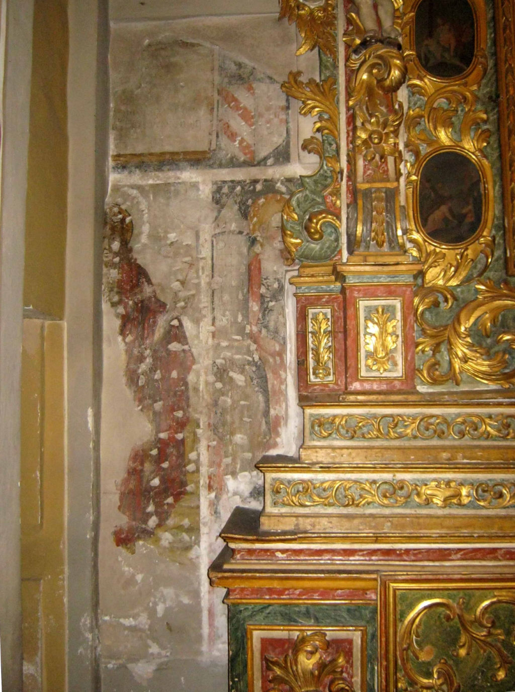 Luserna San Giovanni - PARROCCHIALE DI  SAN GIACOMO-Lacerto di affresco a sinistra altare