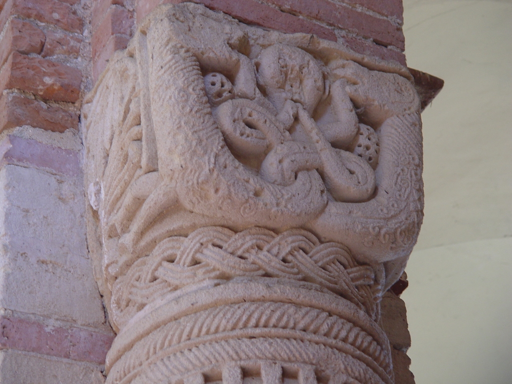 Castellazzo Bormida - CHIESA DELLA TRINITÀ DA LUNGI-Capitello con uomo e serpenti