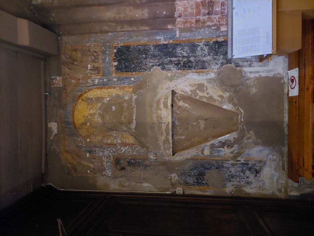Alba - PARROCCHIALE DI SAN GIOVANNI BATTISTA-Tracce di affreschi in controfacciata