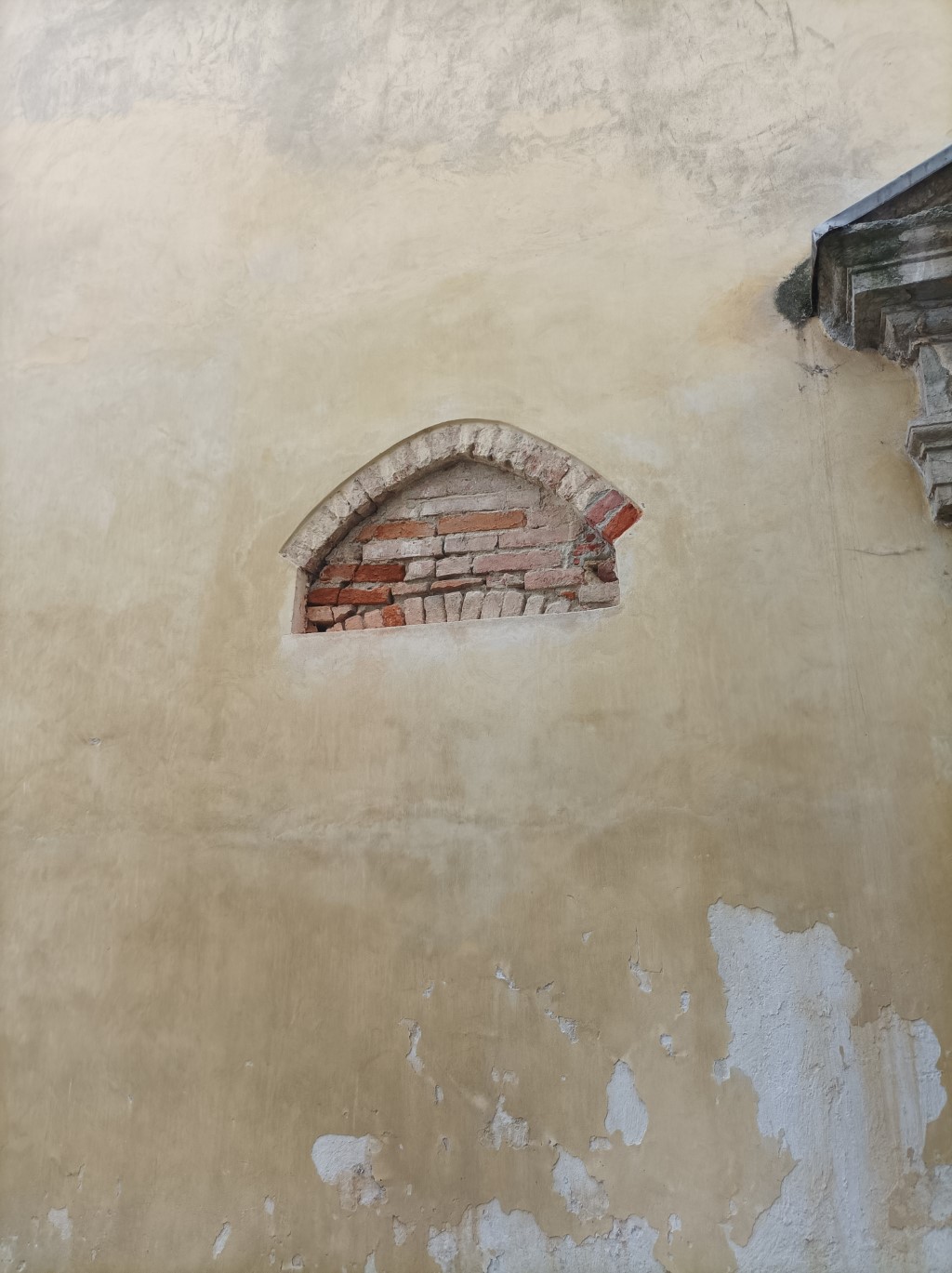Castelnuovo Bormida - CHIESA DELLA MADONNA DEL ROSARIO-Resti muratura gotica