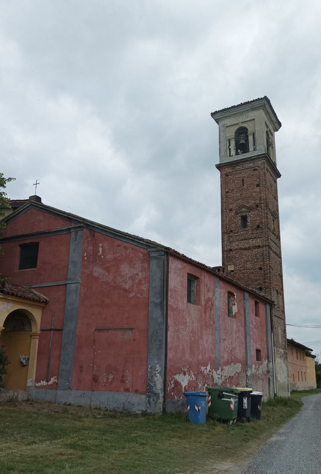 Casalbeltrame - CHIESA DI SANT'APOLLINARE-Facciata e campanile