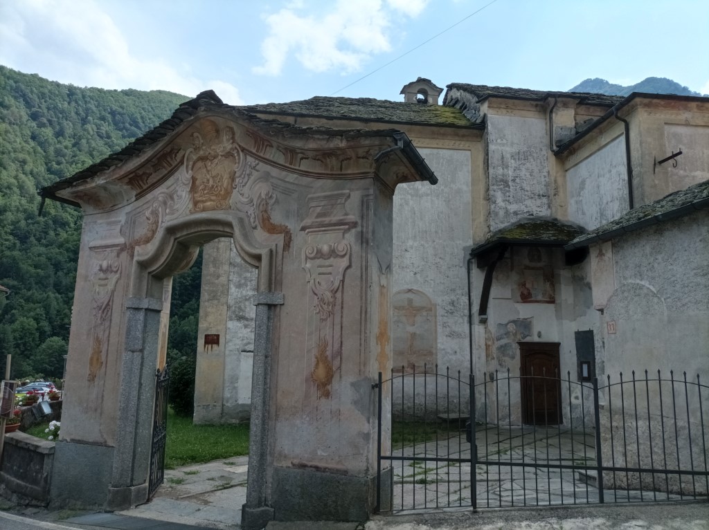 Boccioleto - CAPPELLA DELLA PARROCCHIALE DI SAN PIETRO E PAOLO-Arco ingresso recinto parrocchiale