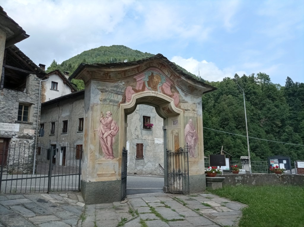 Boccioleto - CAPPELLA DELLA PARROCCHIALE DI SAN PIETRO E PAOLO-Arco ingresso recinto parrocchiale