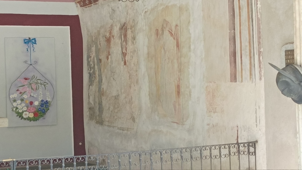 Interno e tracce di affreschi