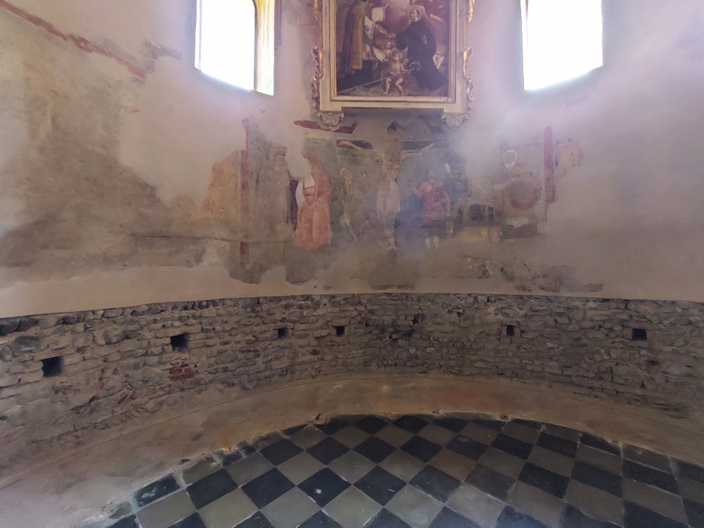 Crocifissione e livello dell'antica cripta