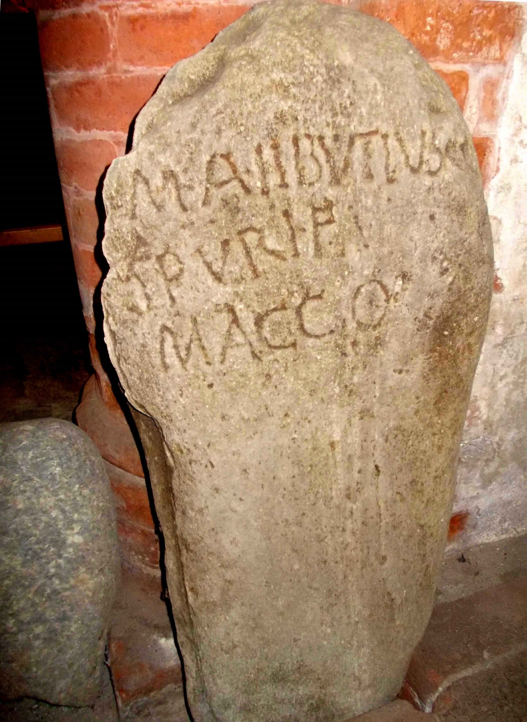 Cippo funerario romano