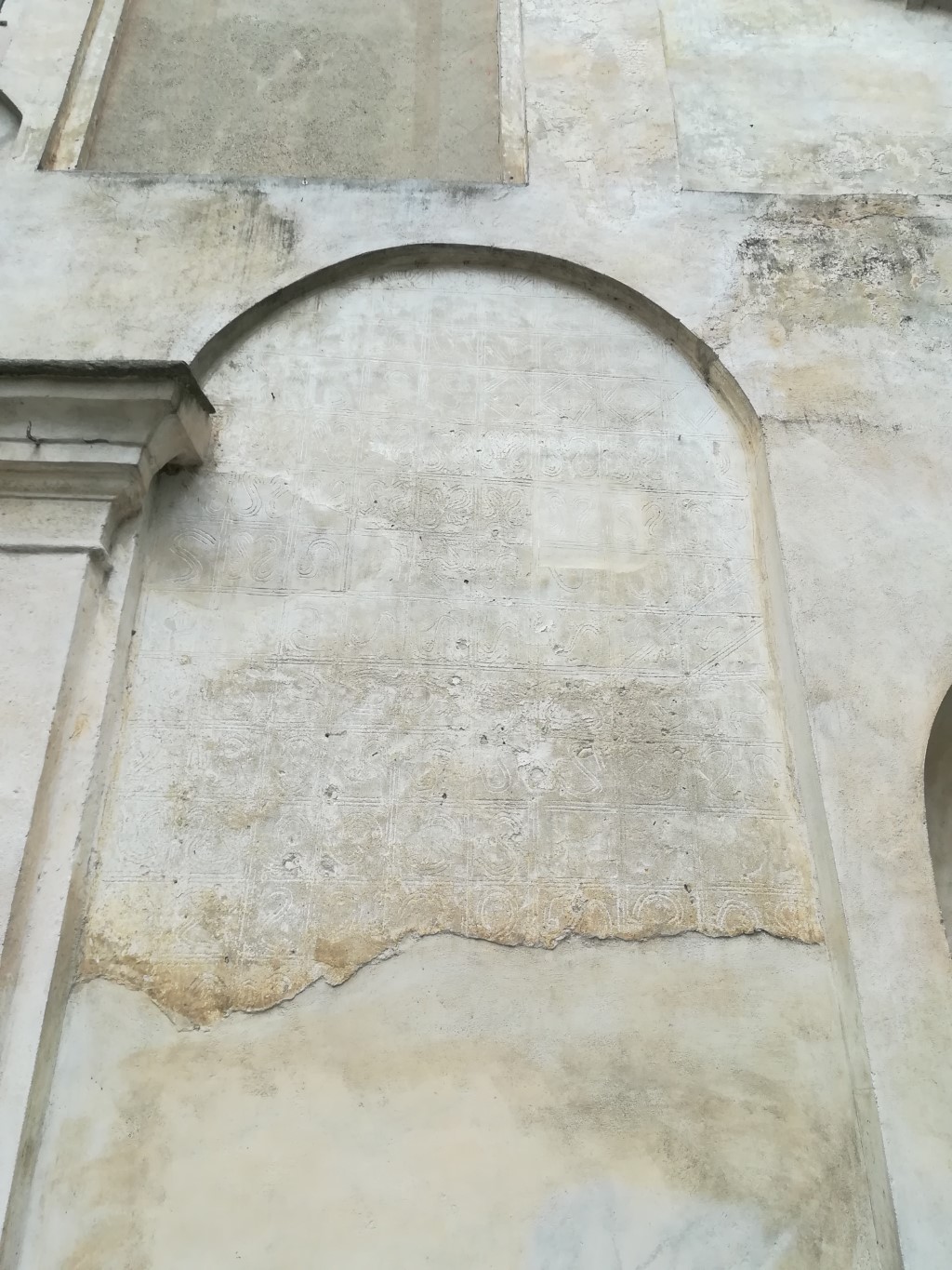 Tracce affreschi in facciata