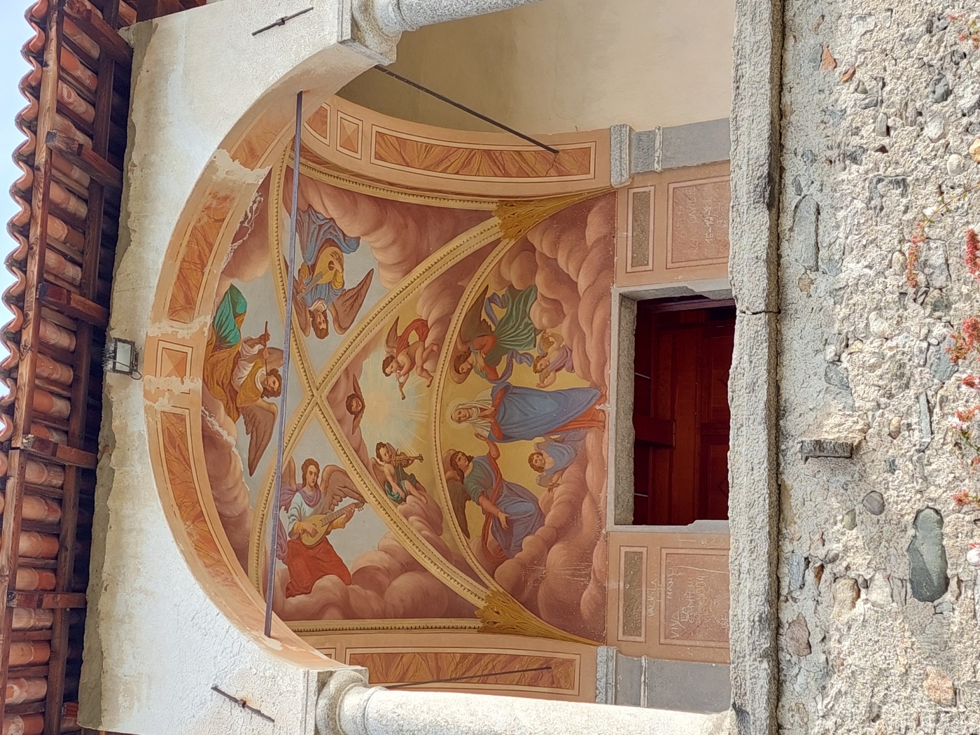 Portico e affreschi