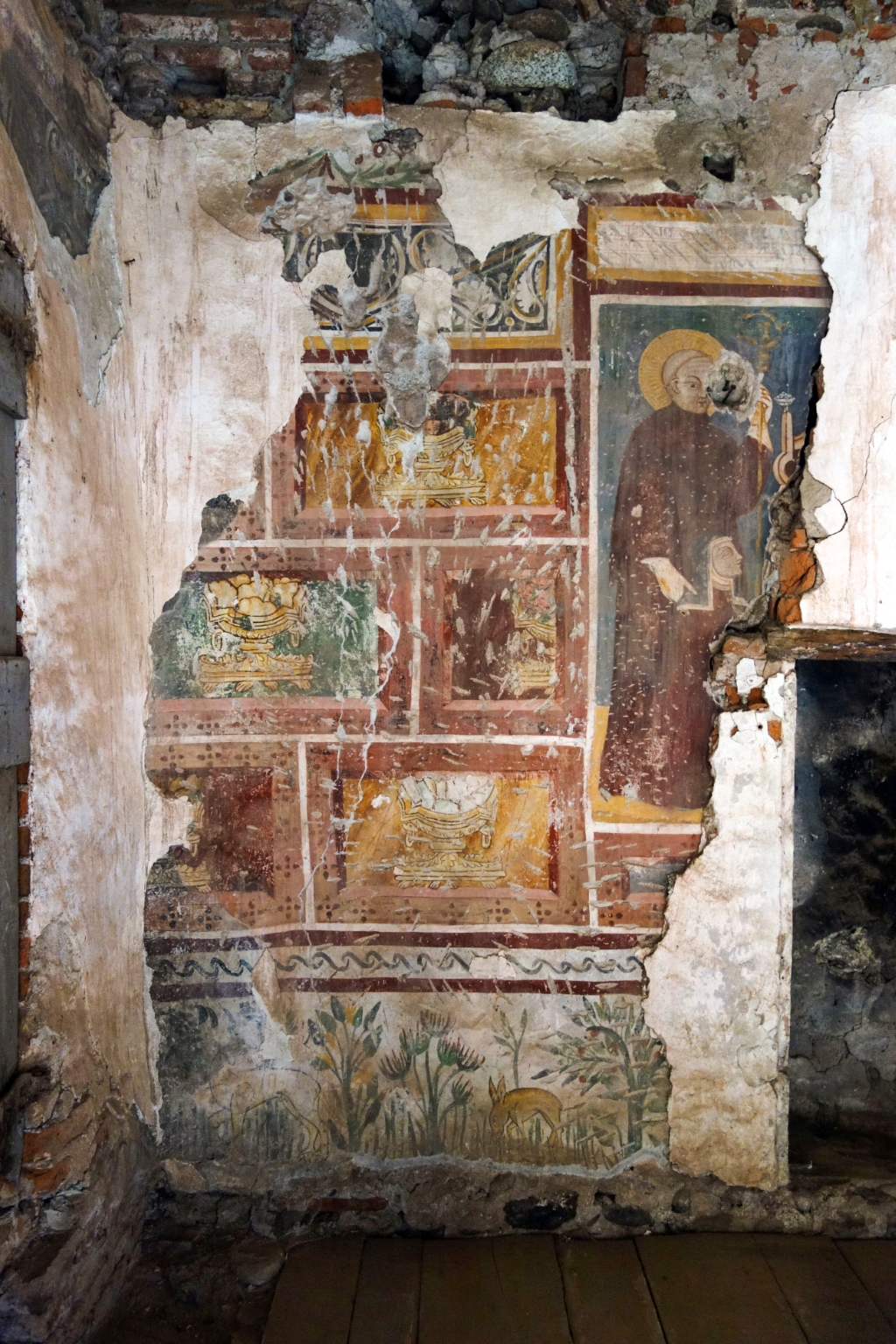 Tracce di affreschi e santo